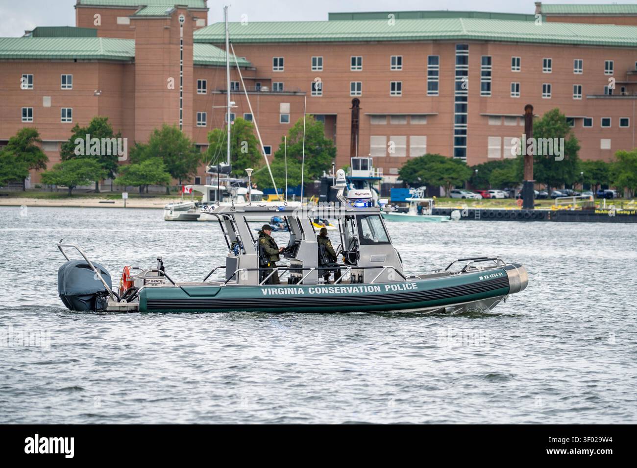 Norfolk Virginia - 19 giugno 2026: Una barca di pattuglia della polizia di conservazione della Virginia che naviga lungo l'Elizabeth River a Norfolk in Virginia Foto Stock