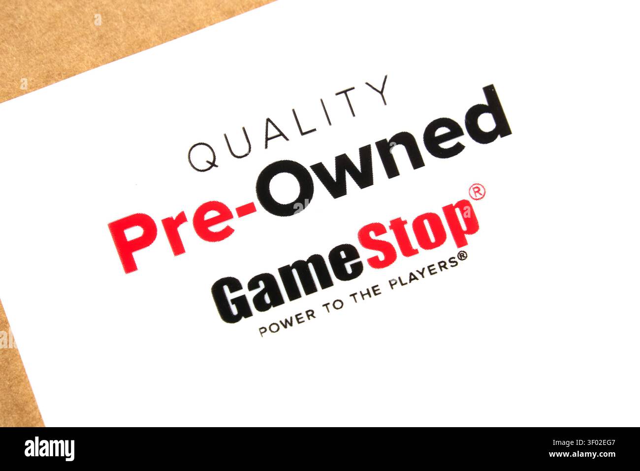 DALLAS, Texas, USA - 16 FEBBRAIO 2024: Foto ravvicinata del marchio GameStop incentrata sui prodotti usati. L'immagine presenta un tipo prominente Foto Stock