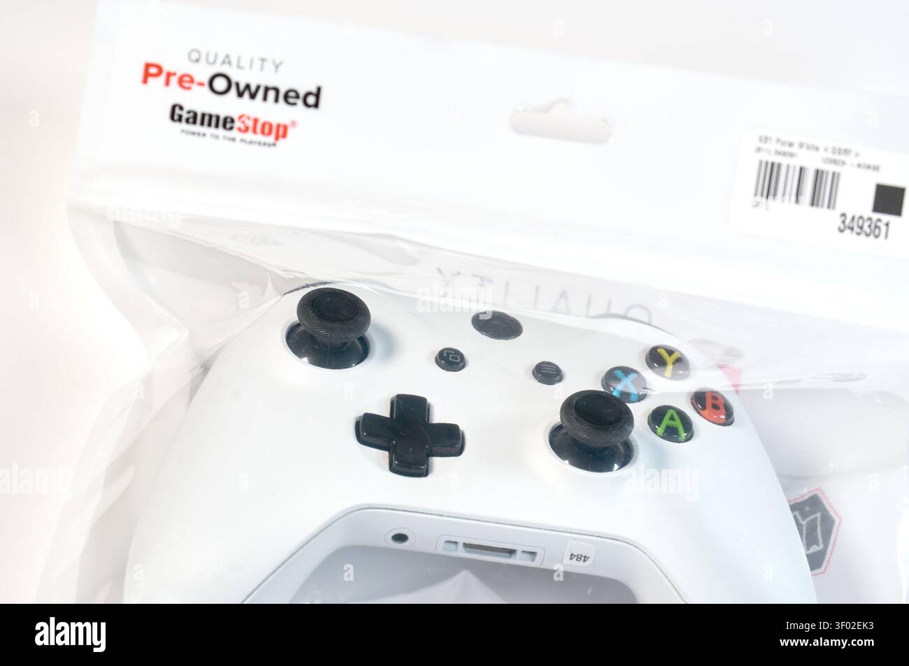 DALLAS, Texas, USA - 16 FEBBRAIO 2024: Immagine ravvicinata di un controller Xbox usato etichettato GameStop all'interno di un pacchetto di plastica trasparente. Il pr. Imballo Foto Stock