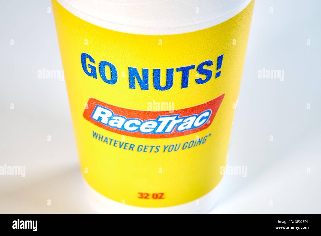DALLAS, Texas, Stati Uniti - 16 FEBBRAIO 2024: Primo piano di una tazza di schiuma gialla e bianca con il logo RaceTrac e lo slogan "GO NUT!" insieme alla frase Foto Stock