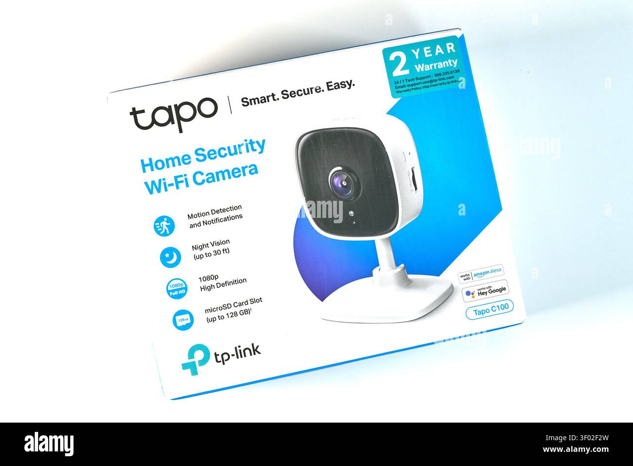 DALLAS, Texas, USA - 16 FEBBRAIO 2024: Una telecamera Wi-Fi TP-Link Tapo per la sicurezza domestica viene presentata nella confezione retail. La casella mostra in modo prominente l'impresa Foto Stock