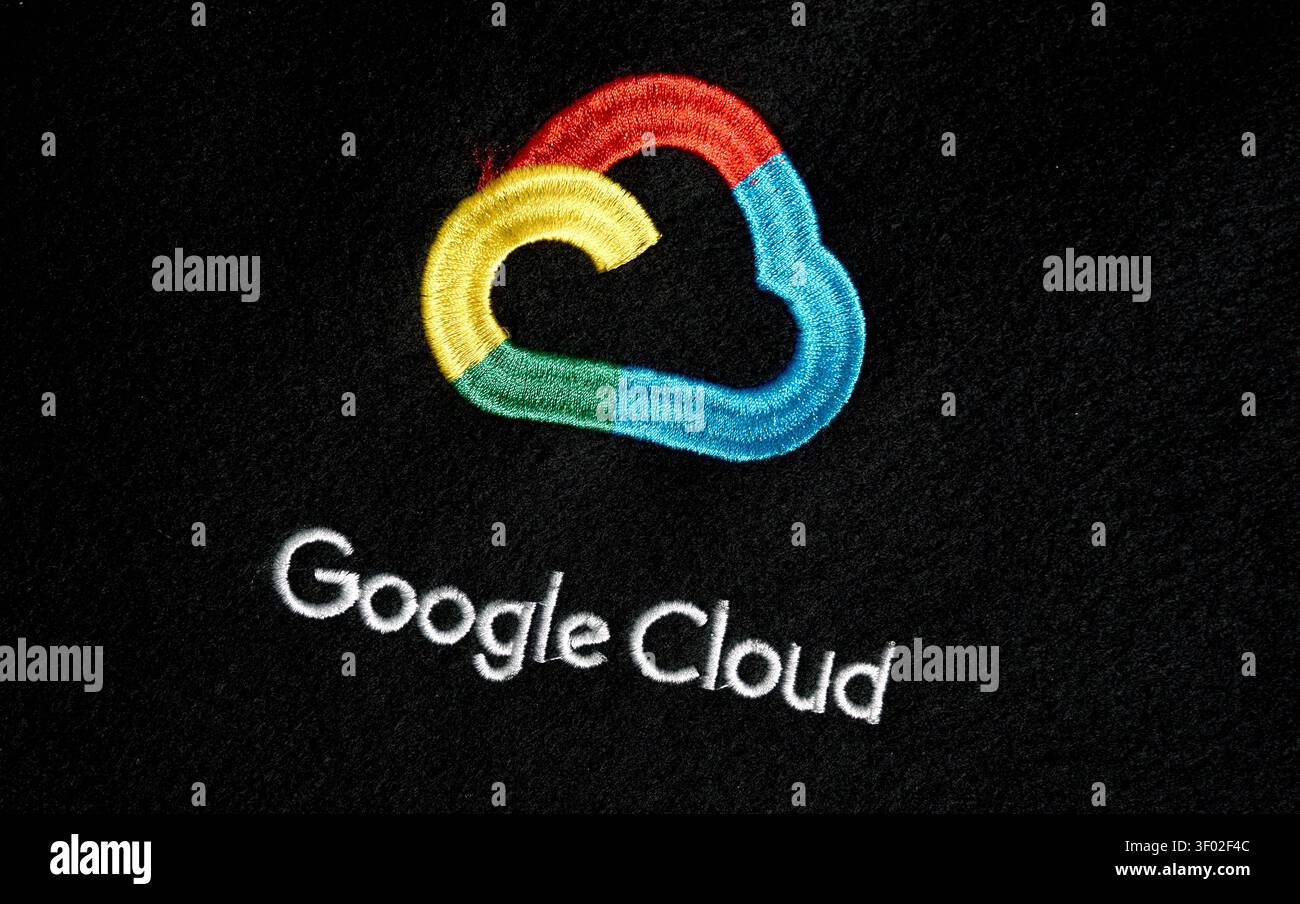 DALLAS, TX, USA - 16 FEBBRAIO 2024: Primo piano dettagliato del logo Google Cloud ricamato su un tessuto nero. Il logo presenta una nuvola stilizzata Foto Stock