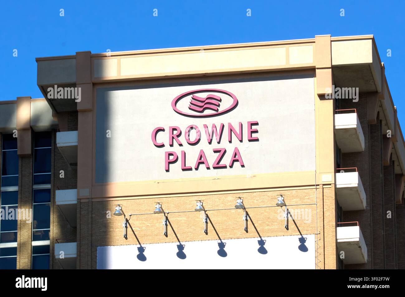 DALLAS, TX, USA - 16 FEBBRAIO 2024: L'hotel Crowne Plaza e' ben esposto sulla facciata di un edificio in mattoni beige. Il segno presenta distina Foto Stock