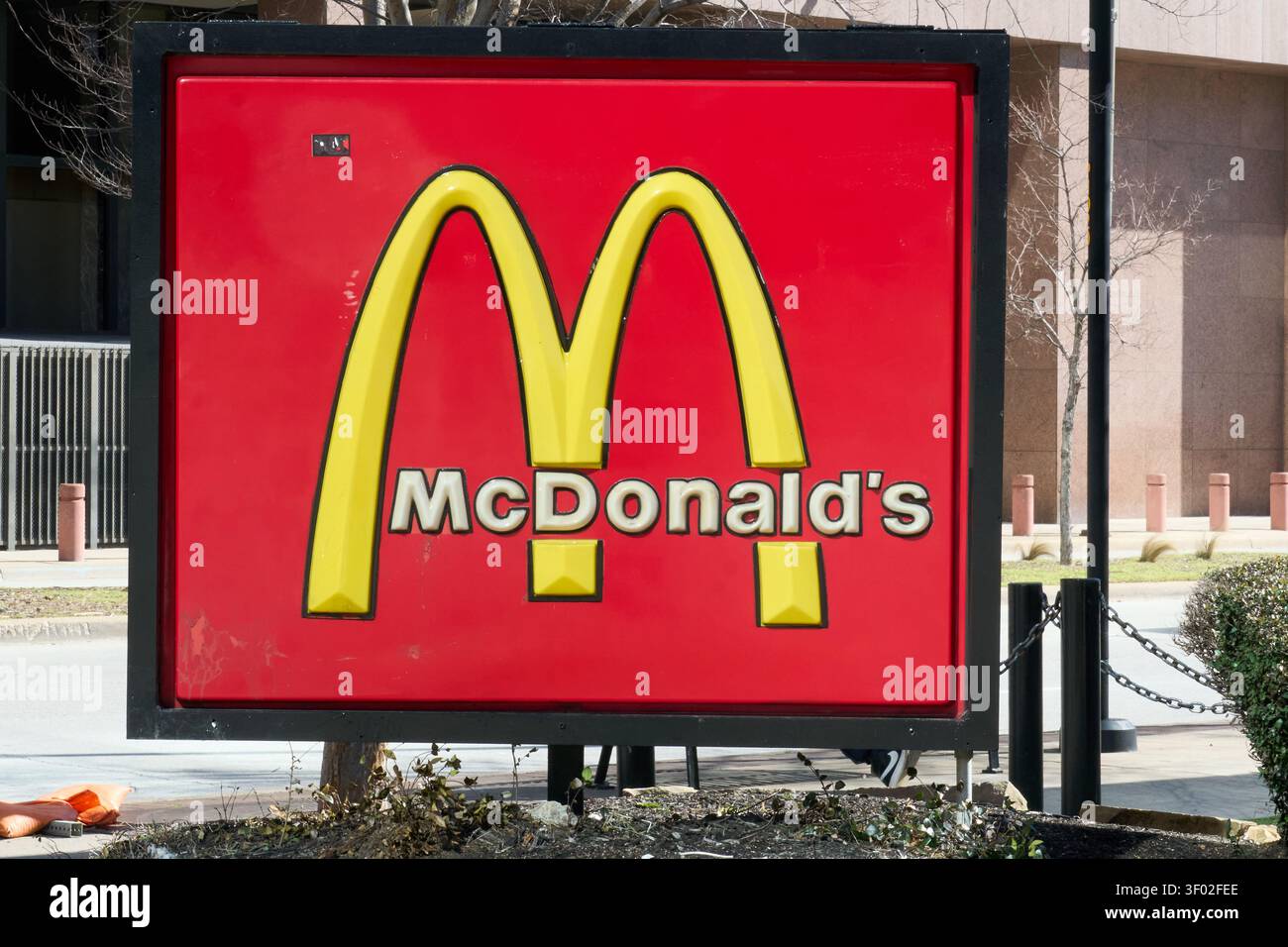 DALLAS, Texas, USA - 16 FEBBRAIO 2024: La fotografia mostra un'importante insegna McDonald's che mostra gli iconici archi dorati e il nome della società su un bri Foto Stock