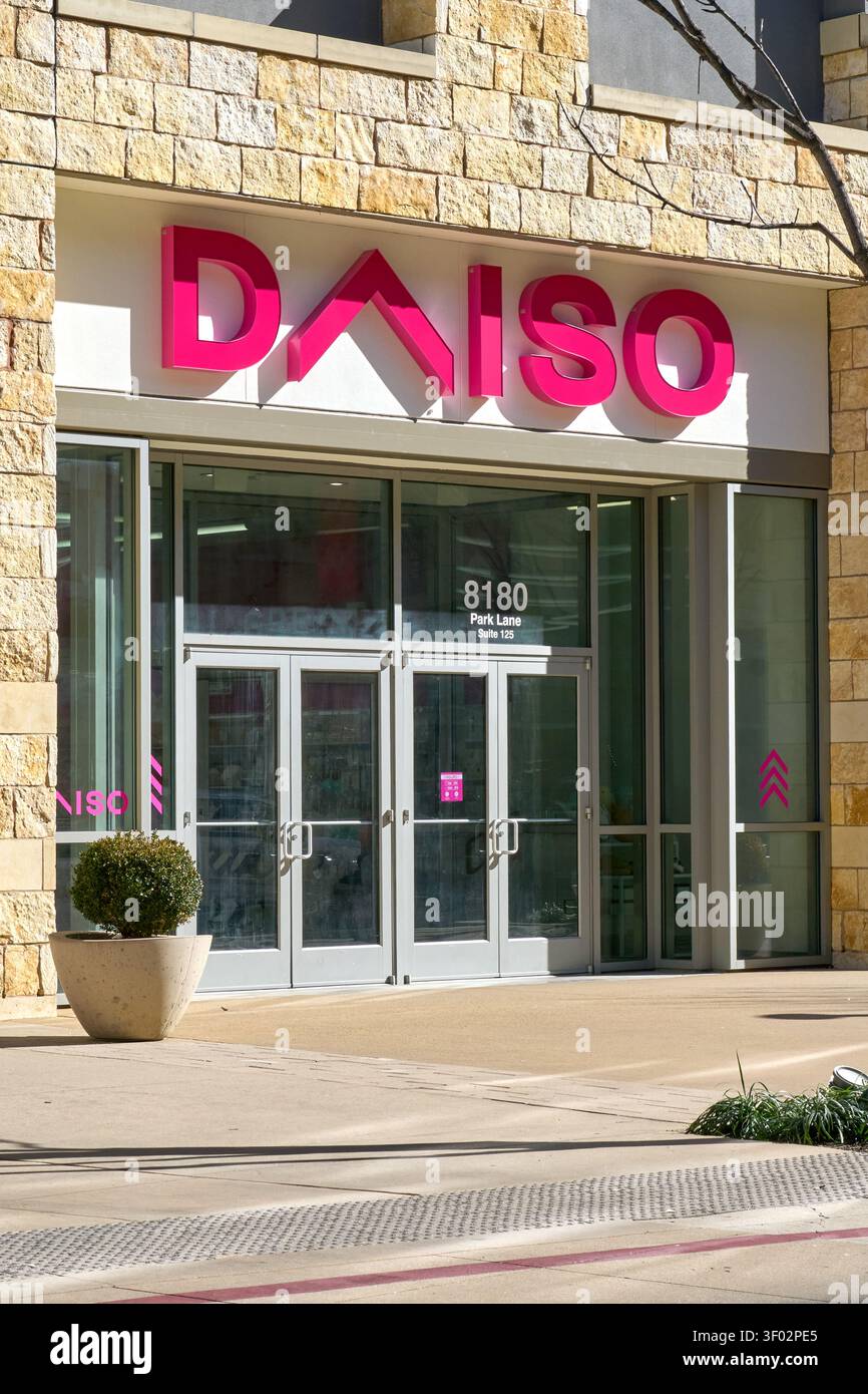 DALLAS, Texas, USA - 16 FEBBRAIO 2024: L'ingresso di un negozio Daiso presenta un'accattivante e audace segnaletica rosa sopra le doppie porte di vetro. L'ex dell'edificio Foto Stock