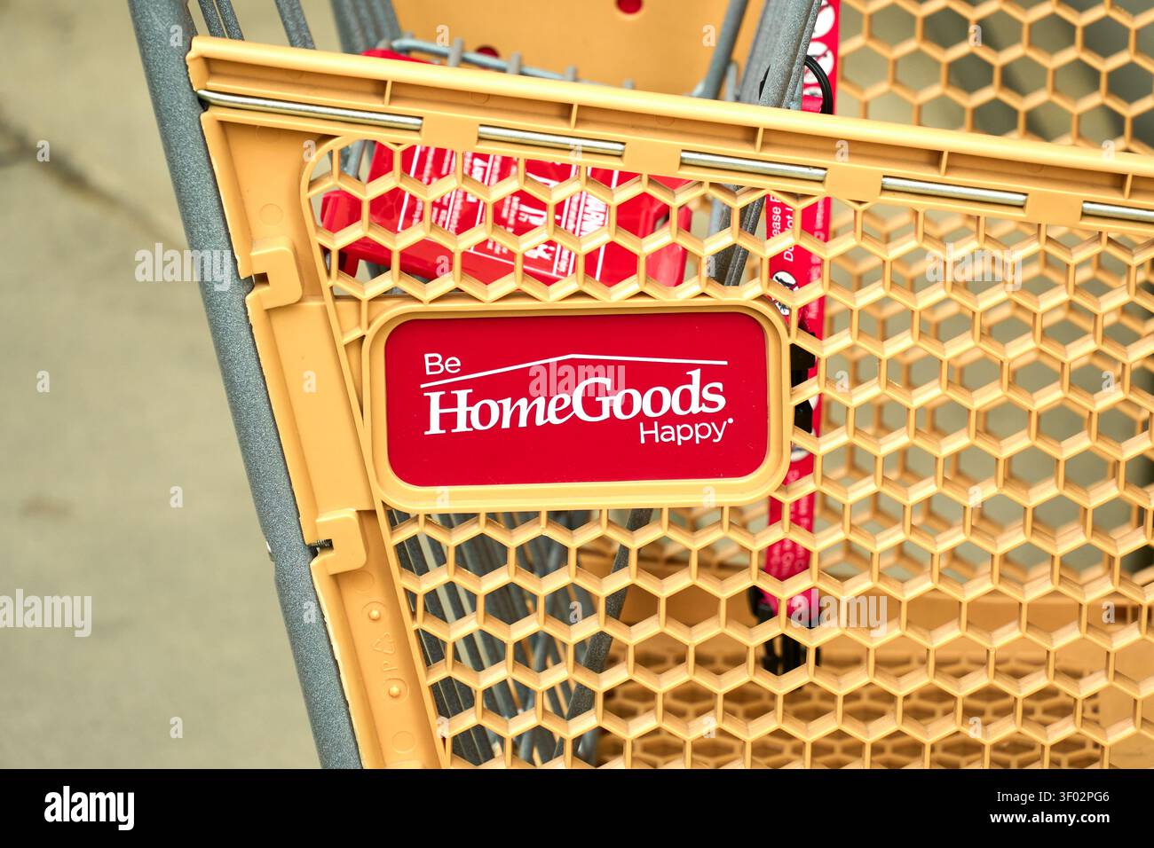 DALLAS, Texas, USA - 16 FEBBRAIO 2024: Vista ravvicinata di un carrello della spesa HomeGoods con lo slogan del marchio, "Be HomeGoods Happy", su un pannello rosso. Foto Stock