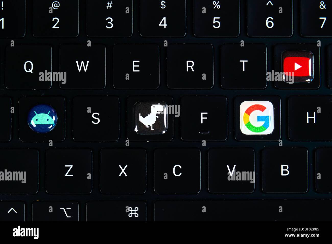 DALLAS, TX, USA - 16 FEBBRAIO 2024: L'immagine ravvicinata mostra una parte di tastiera nera con tasti personalizzati con logo Android sul tasto Q, Foto Stock