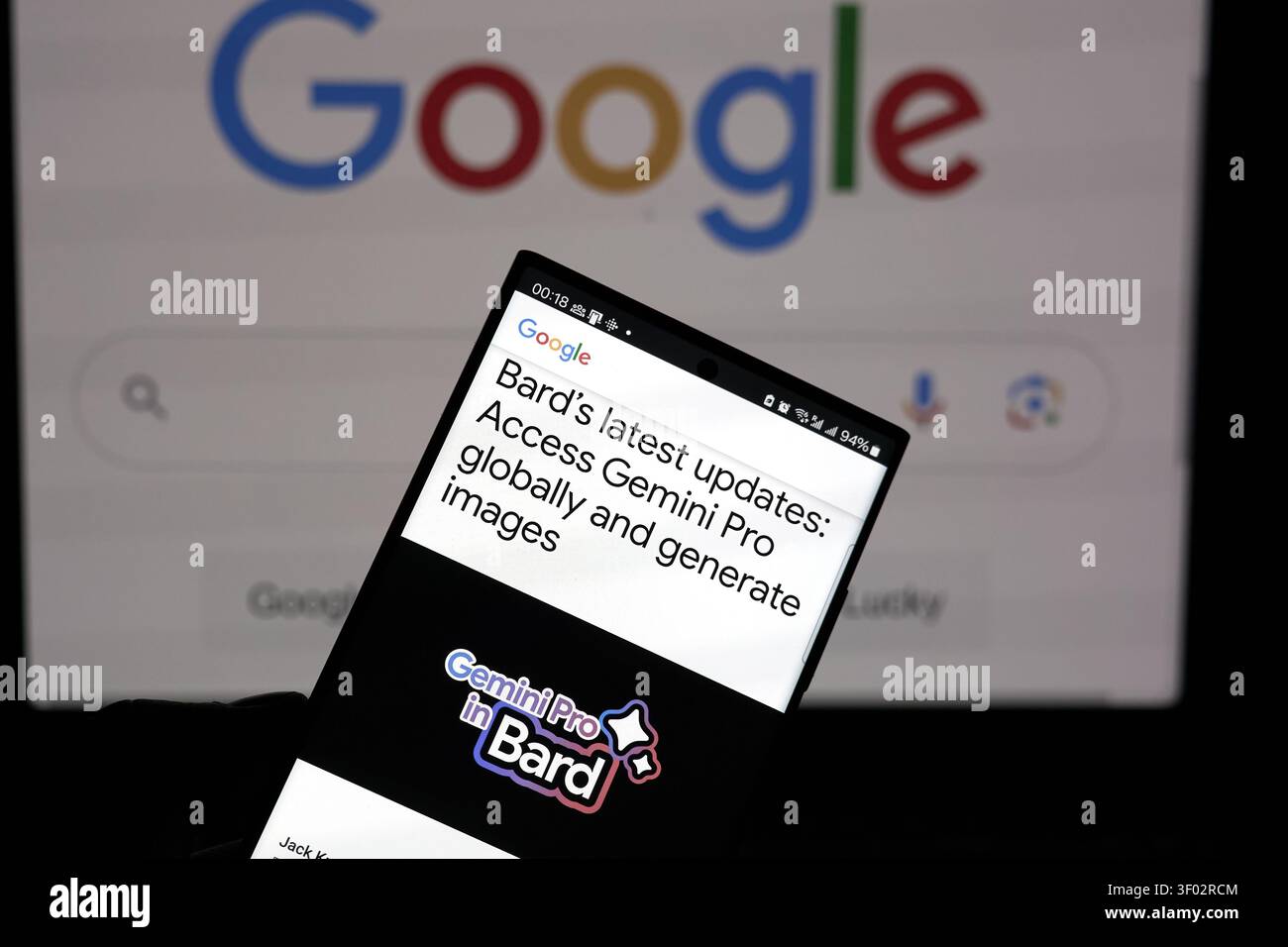 DALLAS, TX, Stati Uniti d'America - 16 FEBBRAIO 2024: Sullo schermo di uno smartphone vengono visualizzati i risultati della ricerca di Google, con un articolo sugli ultimi aggiornamenti di Bard, tra cui Foto Stock
