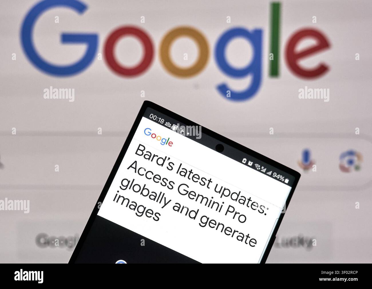 DALLAS, Texas, USA - 16 FEBBRAIO 2024: Uno smartphone visualizza informazioni sugli ultimi aggiornamenti di Bard, concentrandosi sull'accesso a Gemini Pro a livello globale e gene Foto Stock