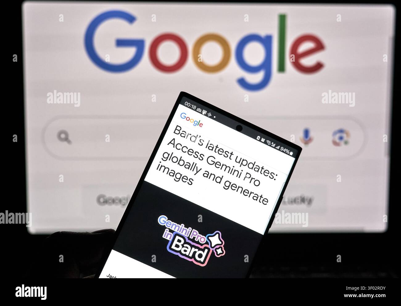 DALLAS, TX, USA - 16 FEBBRAIO 2024: Una foto raffigura uno smartphone che mostra un aggiornamento sulle ultime funzionalità di Bard, incluso l'accesso a Gemini Pro globa Foto Stock