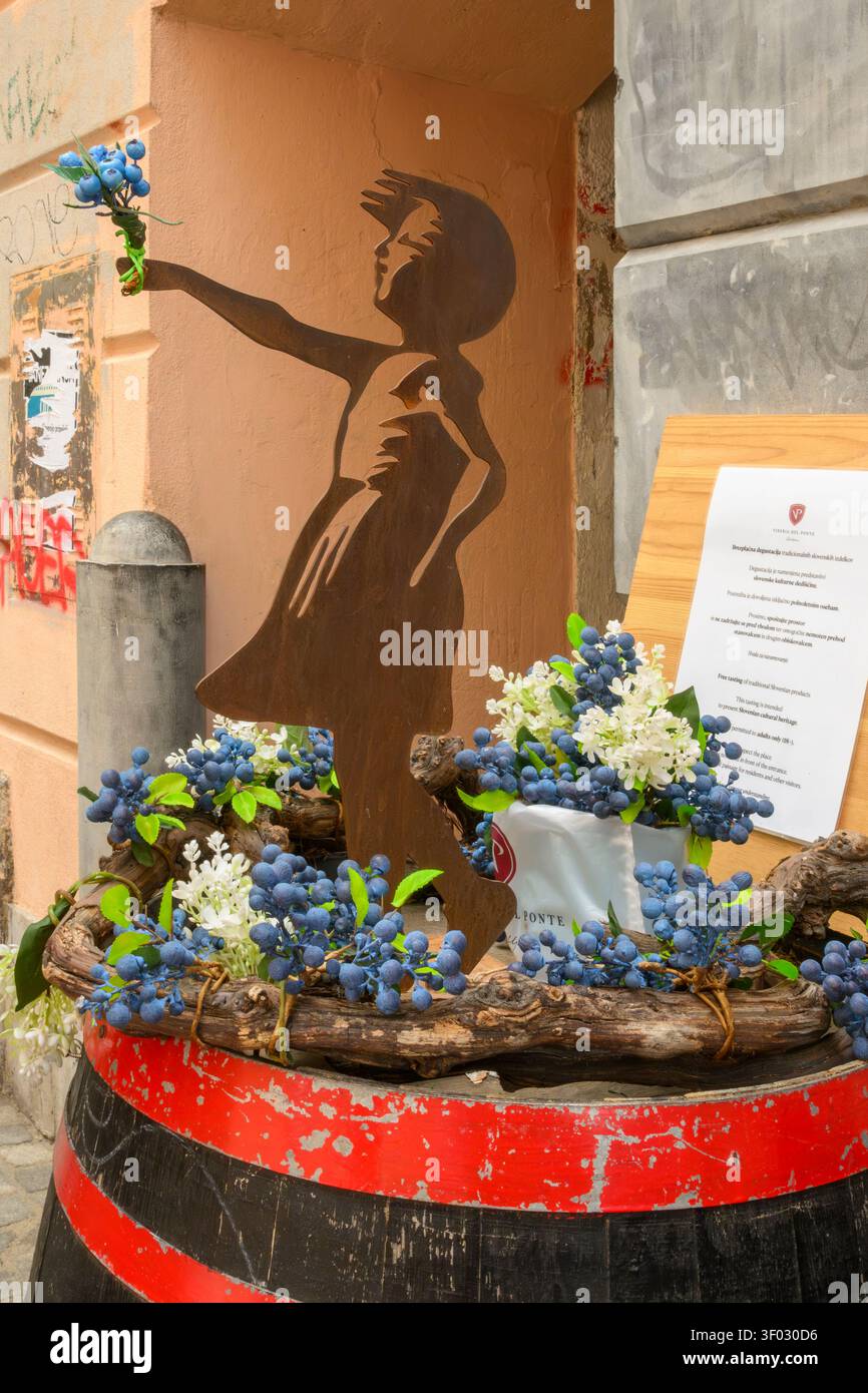 Una mostra con una scultura in ferro battuto di una ragazza nello stile dell'artista Banksy, Lubiana, Slovenia Foto Stock