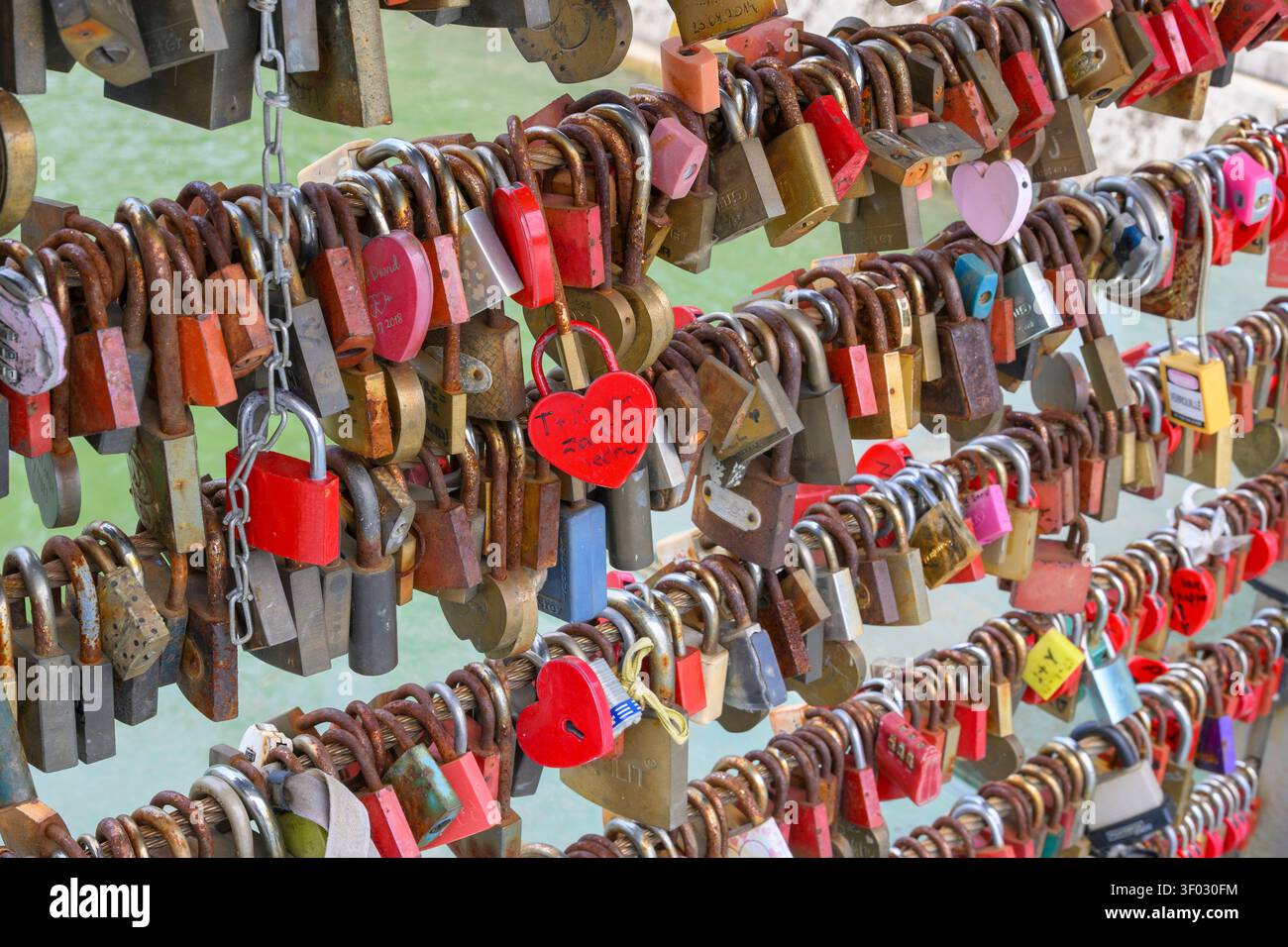 Lucchetti d'amore sul Ponte dei macellai, Lubiana, Slovenia Foto Stock