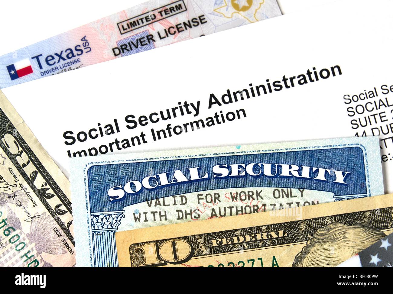 CARROLLTON, Texas, USA - 22 FEBBRAIO 2024: Composizione di una patente di guida del Texas, lettera della U.S. Social Security Administration, Social Security Card mar Foto Stock