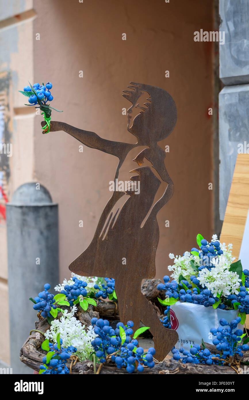 Una mostra con una scultura in ferro battuto di una ragazza nello stile dell'artista Banksy, Lubiana, Slovenia Foto Stock