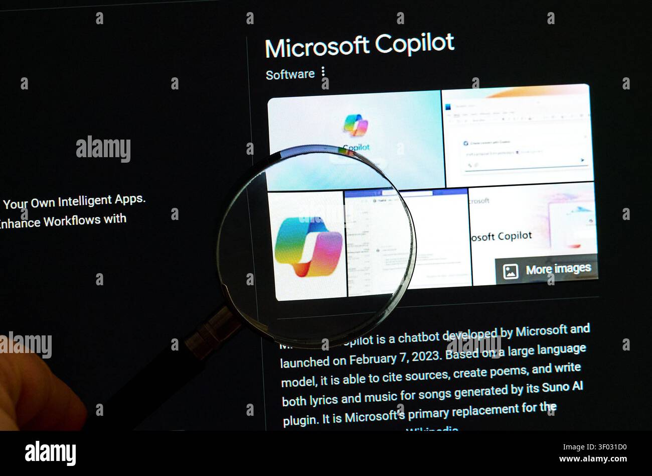 CARROLLTON, Texas, USA - 24 FEBBRAIO 2024: Una lente d'ingrandimento evidenzia il logo Microsoft Copilot e il testo su un display digitale, mostrando la sof ai Foto Stock