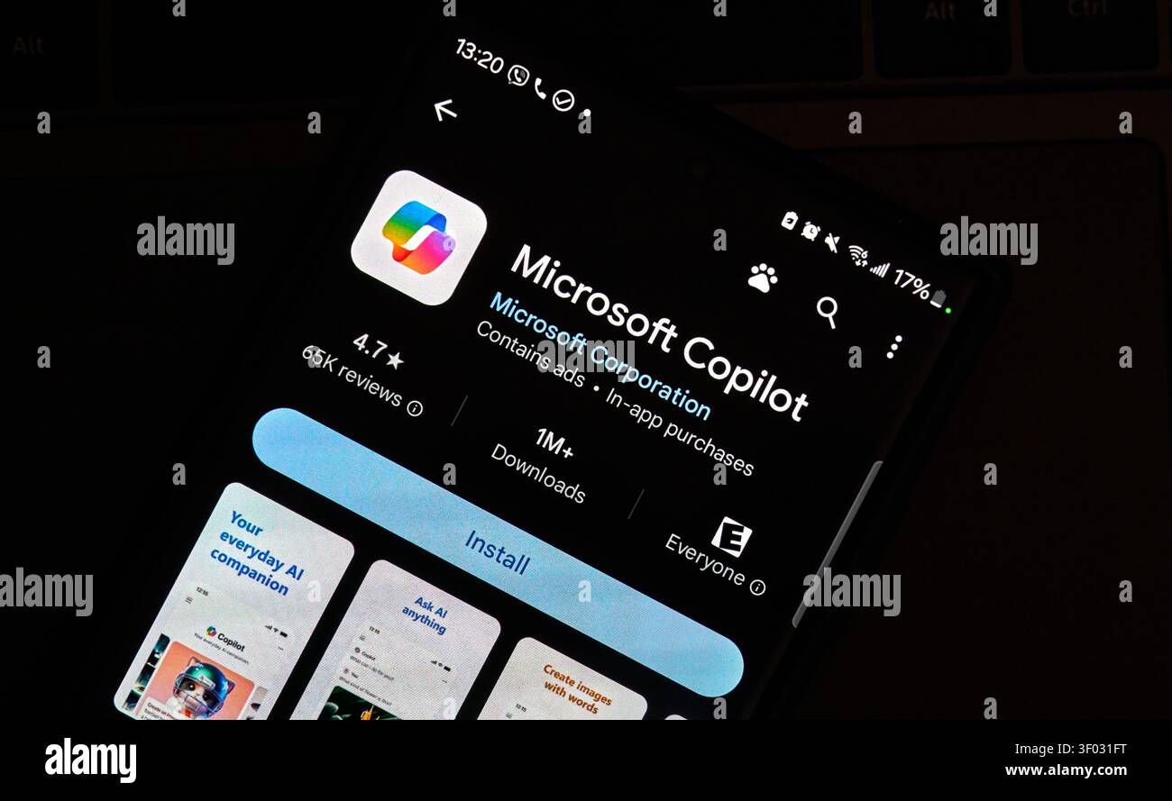 CARROLLTON, Texas, USA - 24 FEBBRAIO 2024: Uno smartphone visualizza la pagina dell'app Microsoft Copilot in un app store digitale, evidenziandone le funzionalità, ratin Foto Stock