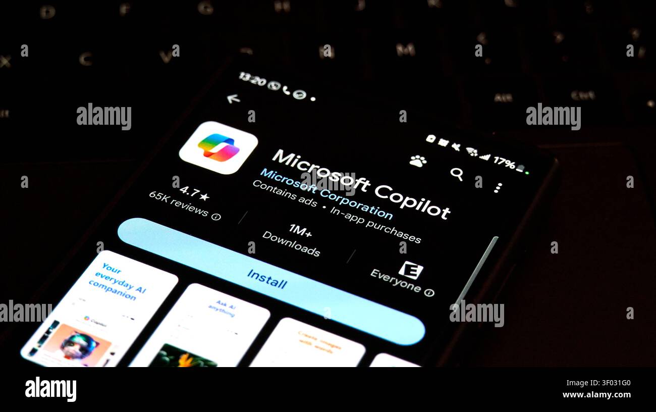 CARROLLTON, Texas, Stati Uniti d'America - 24 FEBBRAIO 2024: Uno smartphone mostra la pagina dell'app Microsoft Copilot su Google Play Store, evidenziandone le caratteristiche, le valutazioni, a Foto Stock
