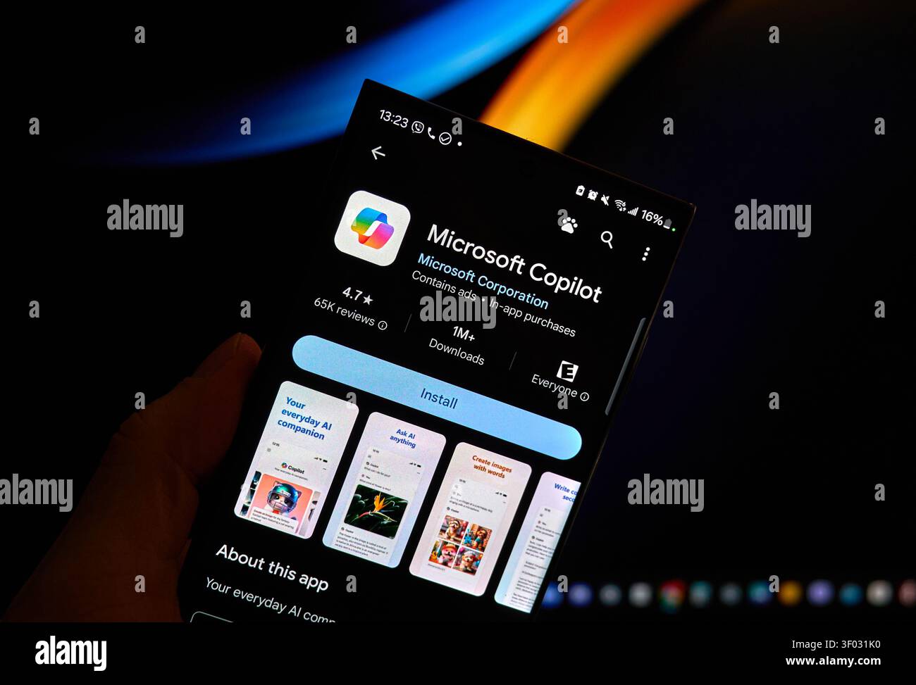 CARROLLTON, TX, USA - 24 FEBBRAIO 2024: Uno smartphone visualizza l'app Microsoft Copilot in un'interfaccia di app store digitale con opzioni di installazione hi Foto Stock