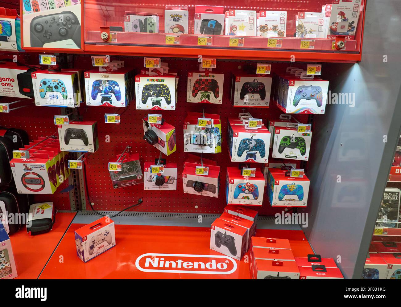 CARROLLTON, Texas, Stati Uniti d'America - 24 FEBBRAIO 2024: Un negozio espone una varietà di controller Nintendo Switch con temi popolari come Mario, Splat Foto Stock