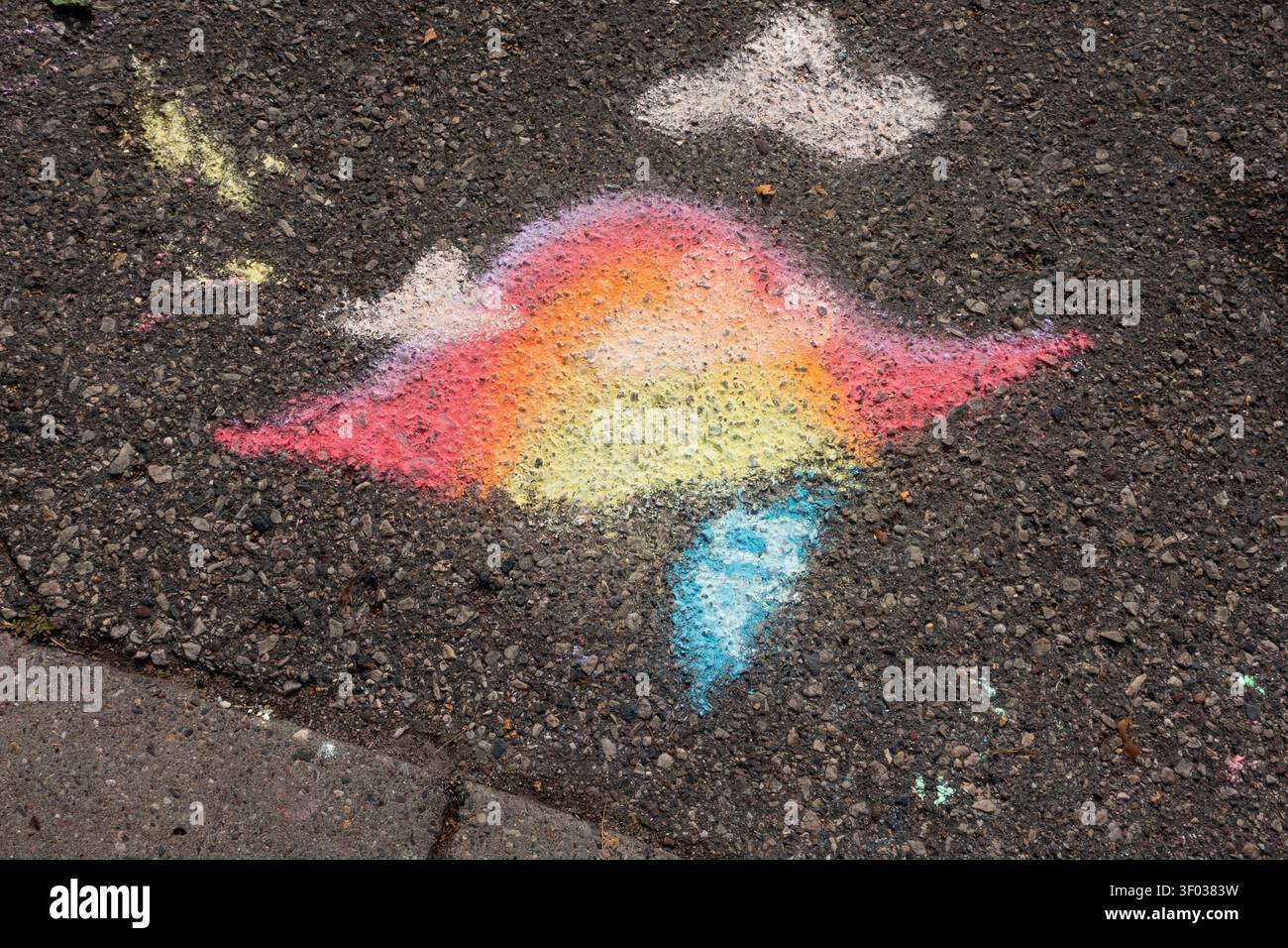 Fantasioso gesso simile a pesce che disegna in colori pastello. St Paul, Minnesota, Minnesota, Stati Uniti Foto Stock