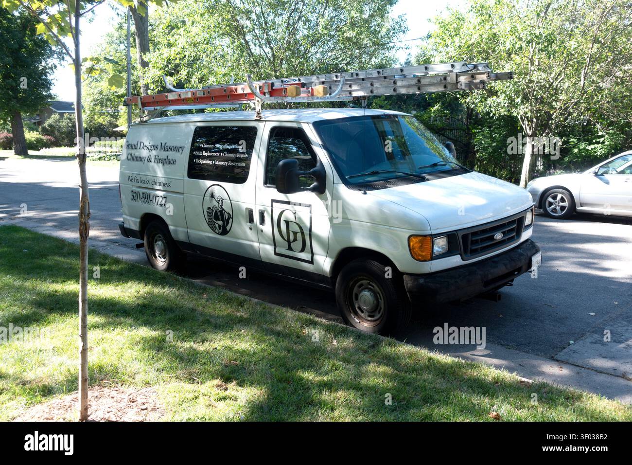 Camion che effettua una chiamata per la riparazione o l'installazione di caminetti e camini con scale sul tetto. St Paul, Minnesota, Minnesota, Stati Uniti Foto Stock