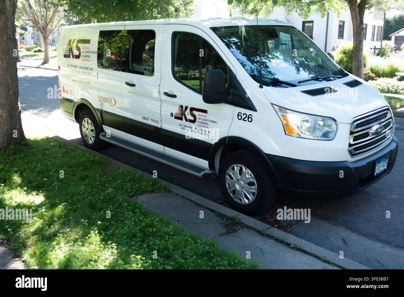 Riparazione o installazione di impianti di climatizzazione, impianti idraulici o impianti elettrici mobili per autocarri K&S. St Paul, Minnesota, Minnesota, Stati Uniti Foto Stock