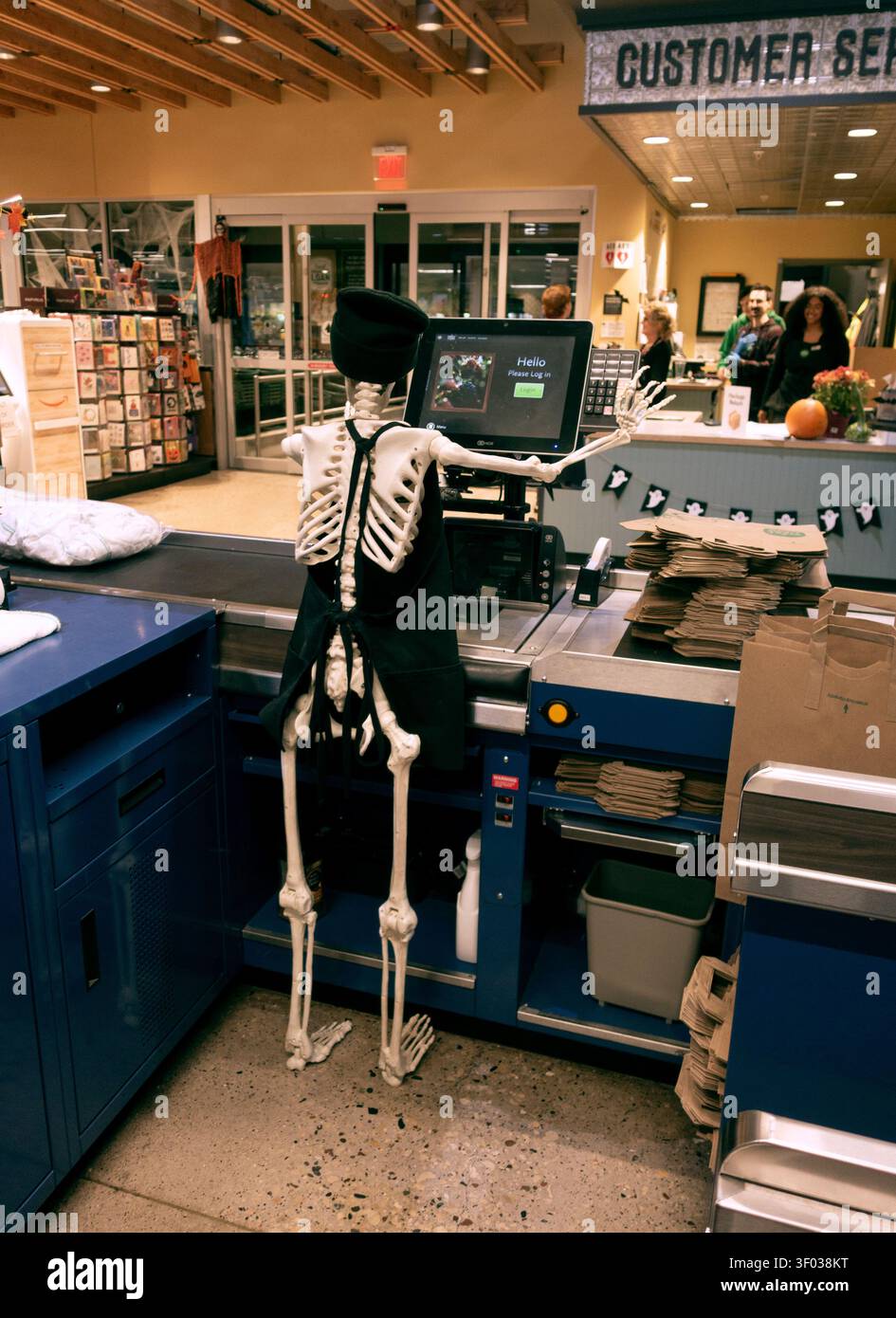 Cassa di scheletro presso il negozio Whole Foods Market per festeggiare Halloween. St Paul, Minnesota, Minnesota, Stati Uniti Foto Stock
