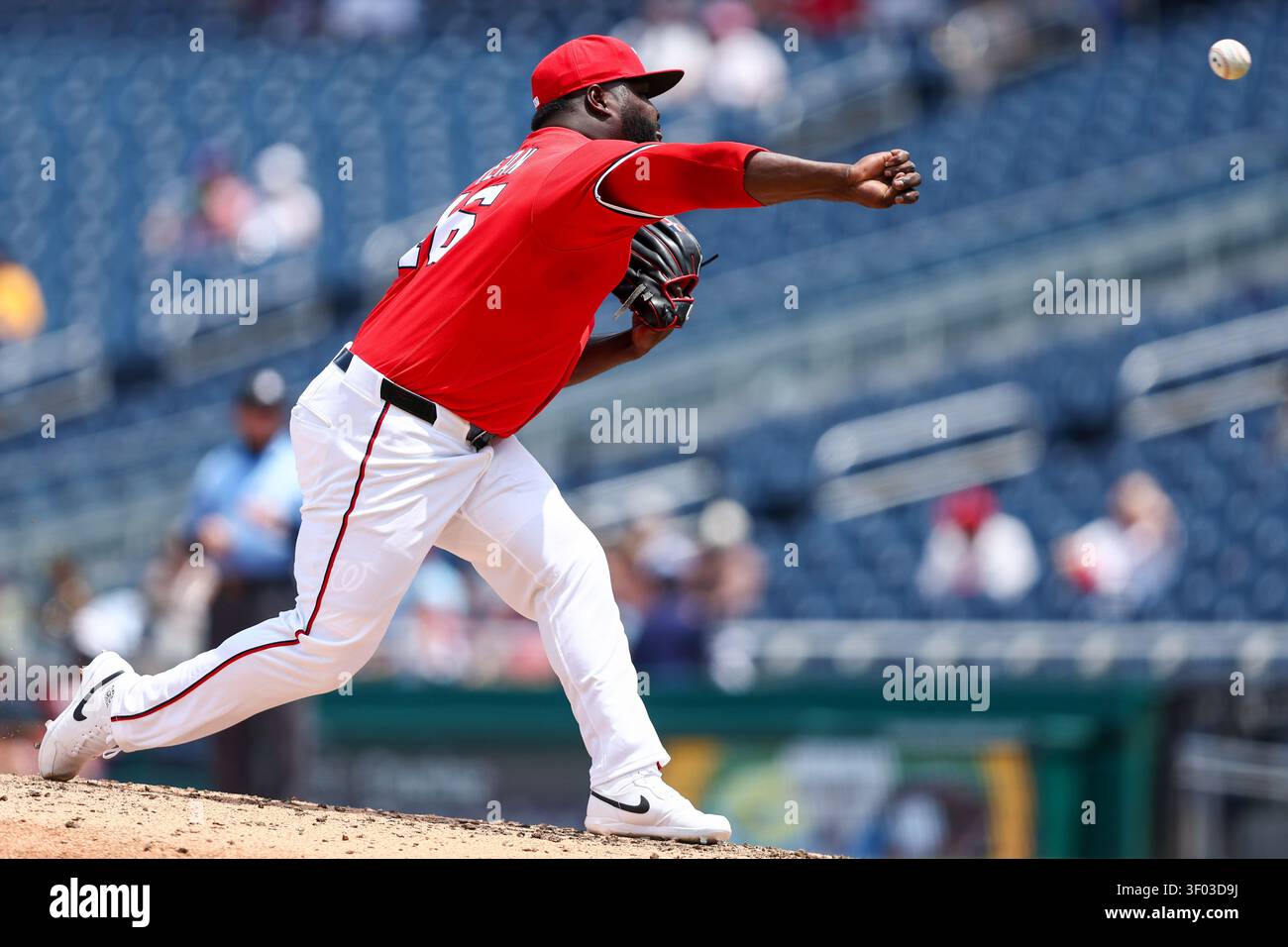 Washington, DC; il lanciatore dei Washington Nationals Eddy Yean (46) fa il suo debutto nella Major League Baseball tra t Foto Stock