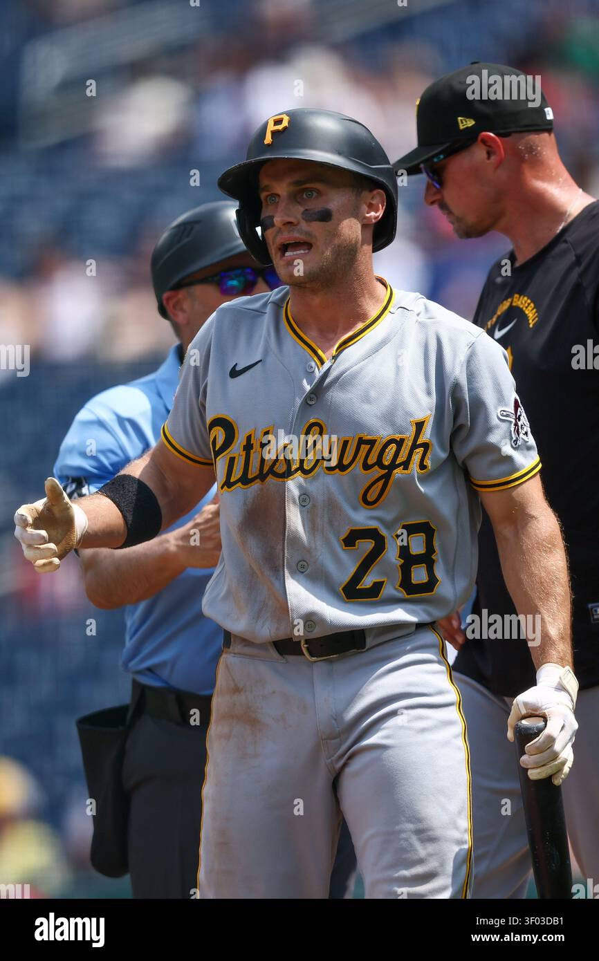 Washington, DC; il manager dei Pittsburgh Pirates Don Kelly (12) e il centrocampista Jake Mangum (28) discutono la chiamata con l'arbitro di casa Mark Wegner (14) d Foto Stock