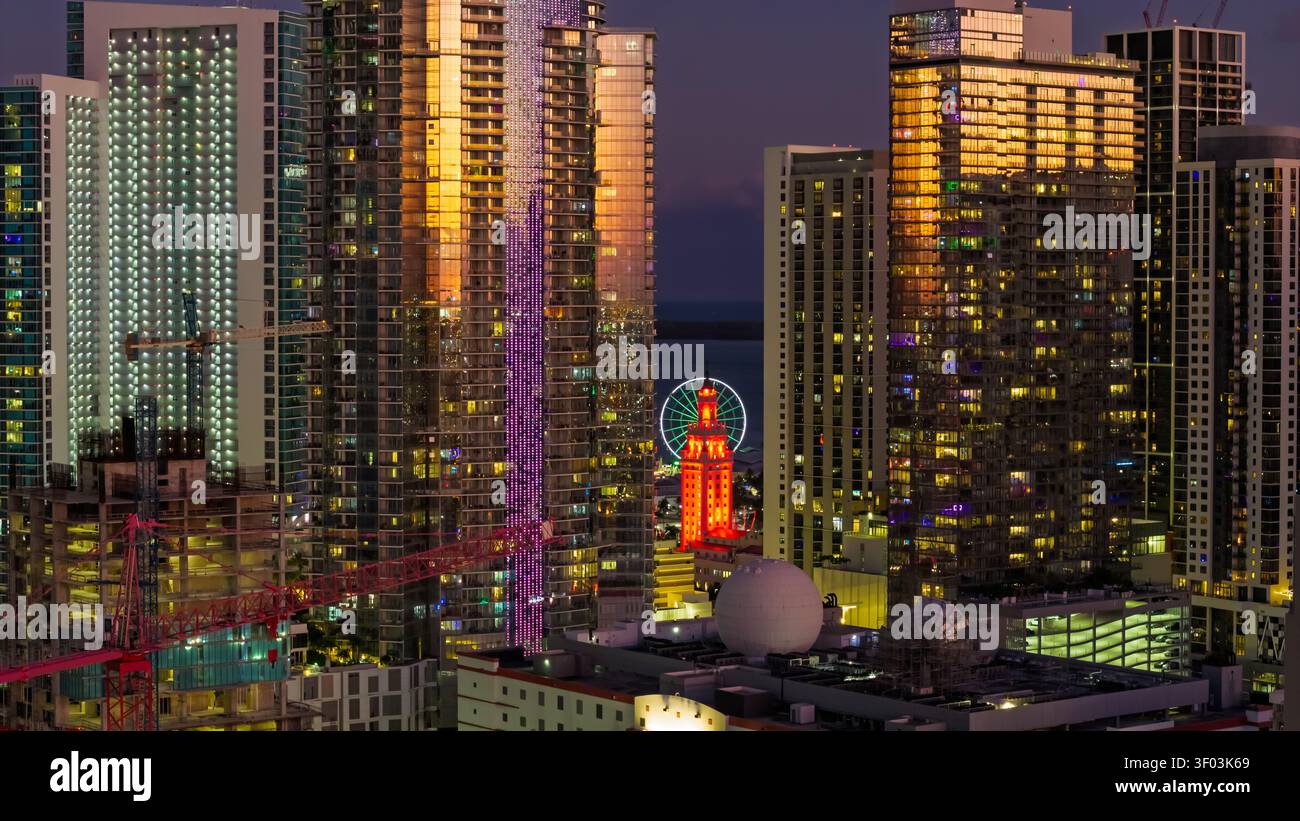 Miami, Florida, Stati Uniti - 8 febbraio 2026: Skyline di Miami al crepuscolo che mostra l'architettura urbana, i grattacieli e le luci della città Foto Stock