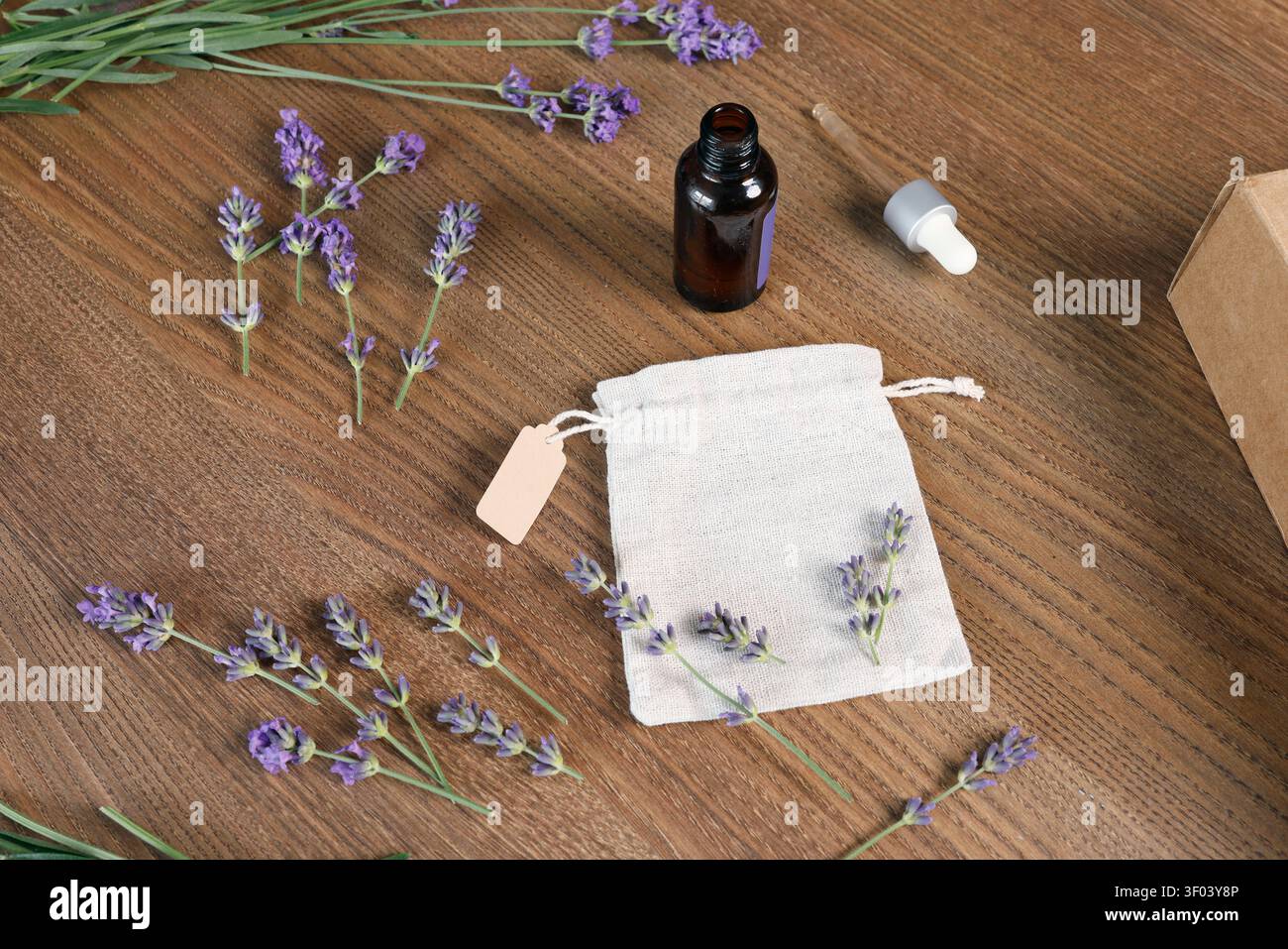 Set cosmetico biologico lavanda fatto a mano con borsa in bustina naturale su legno. Accogliente confezione regalo per il benessere della casa con prodotti aromaterapici sullo sfondo della presentazione Foto Stock