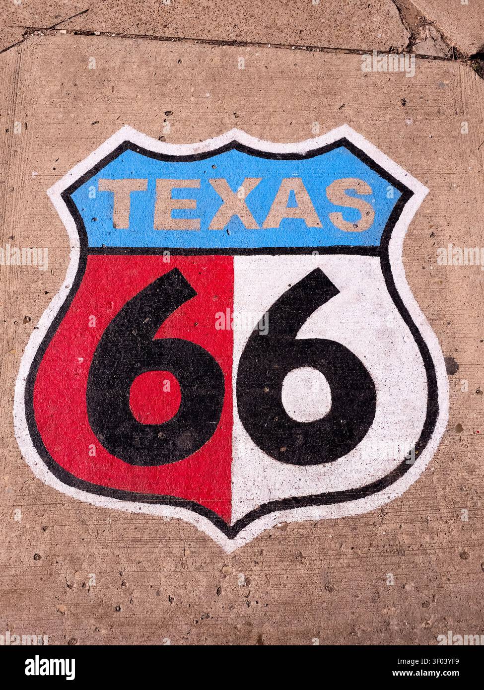 AMARILLO, Texas, USA - 13 MARZO 2026: Un simbolo dipinto della Route 66 è visibile su un marciapiede. La Route 66, fondata nel 1926, è una delle prime autostrade Foto Stock