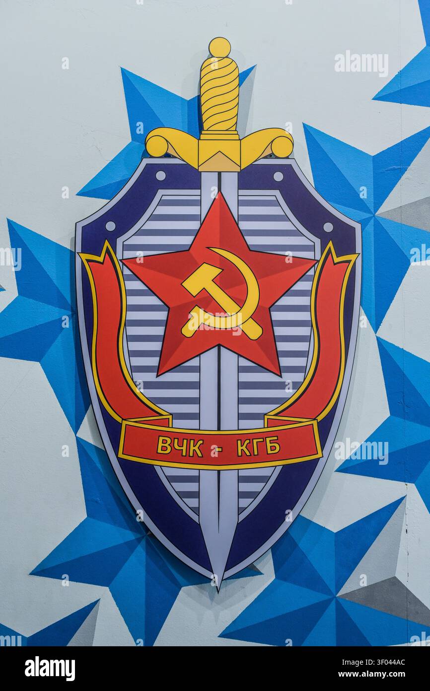 Logo del KGB, servizio segreto russo/sovietico, Museo dell'occupazione lettone, edificio angolare, ex sede del KGB, Brivibas iela 61, città vecchia, R Foto Stock
