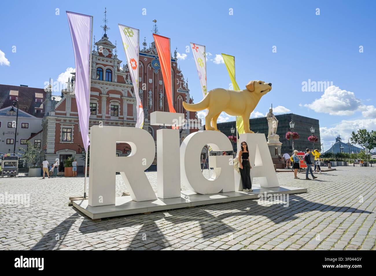 Riga lettering, turisti, Piazza del Municipio, camere del Consiglio, città Vecchia, riga, Lettonia Foto Stock