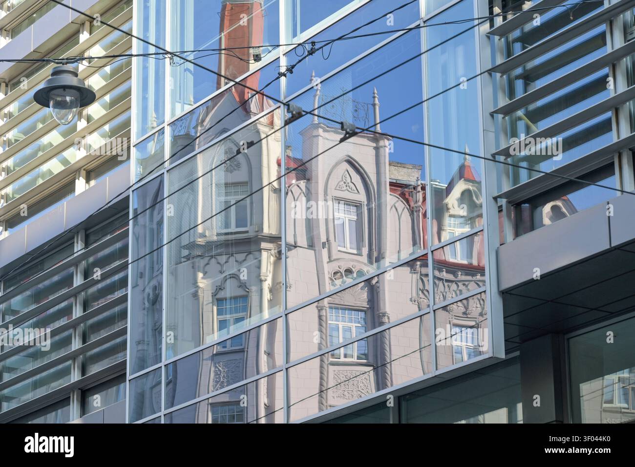 Dettaglio, facciata, edificio residenziale Art Nouveau riflesso nella facciata moderna, edificio per uffici, Terbatas iela 33, città Vecchia, riga, Lettonia Foto Stock