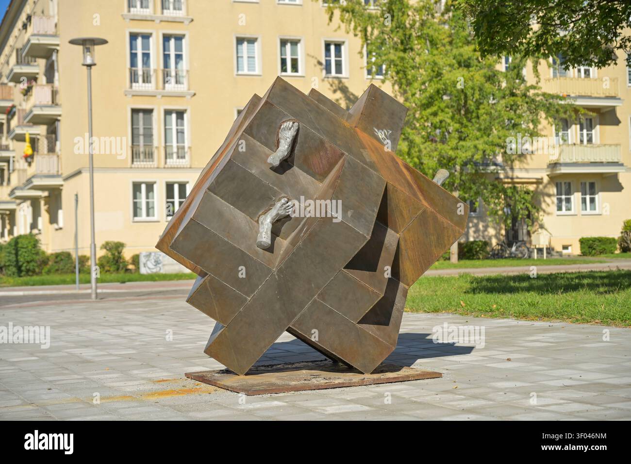 Scultura, Stairway to Nothingness, artista Dariusz Masciuch, Saarlouiser Straße, Eisenhüttenstadt, Brandeburgo, Germania Foto Stock
