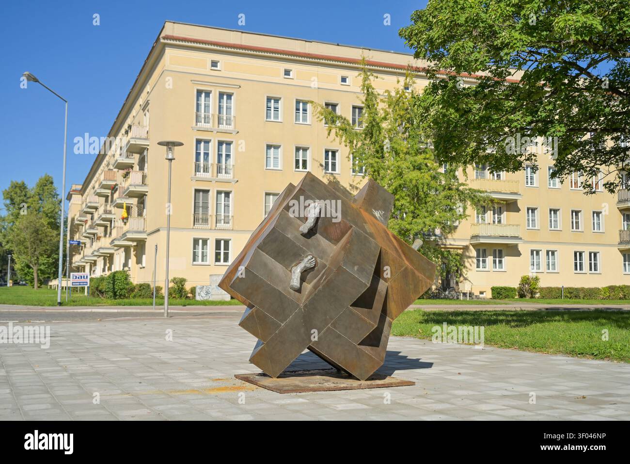 Scultura, Stairway to Nothingness, artista Dariusz Masciuch, Saarlouiser Straße, Eisenhüttenstadt, Brandeburgo, Germania Foto Stock