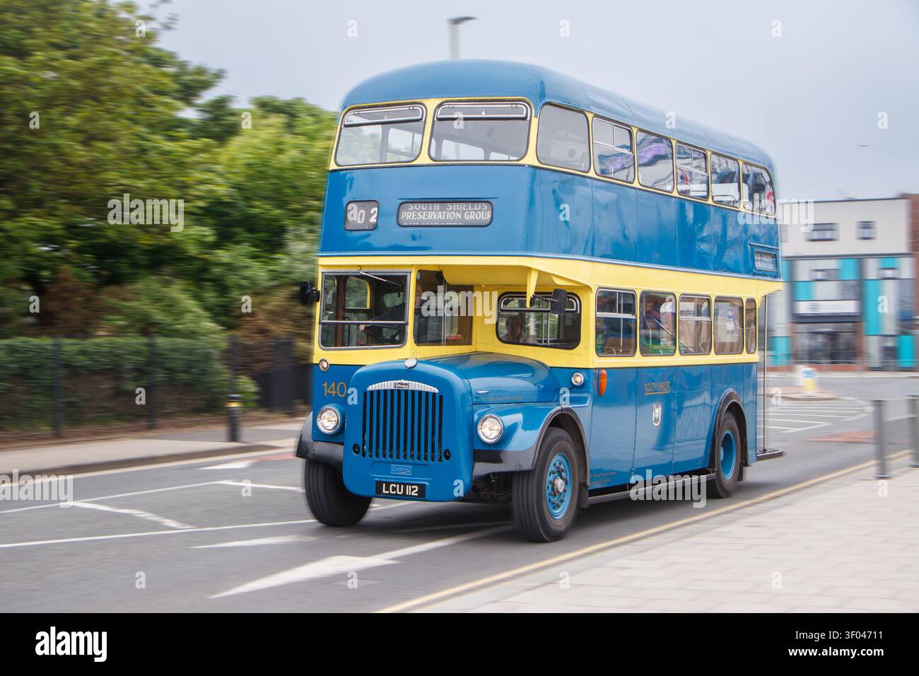 1964 autobus a due piani Daimler CCG6 con carrozzeria Roe, precedentemente gestito dalla South Shields Corporation Transport con livrea blu e gialla Foto Stock