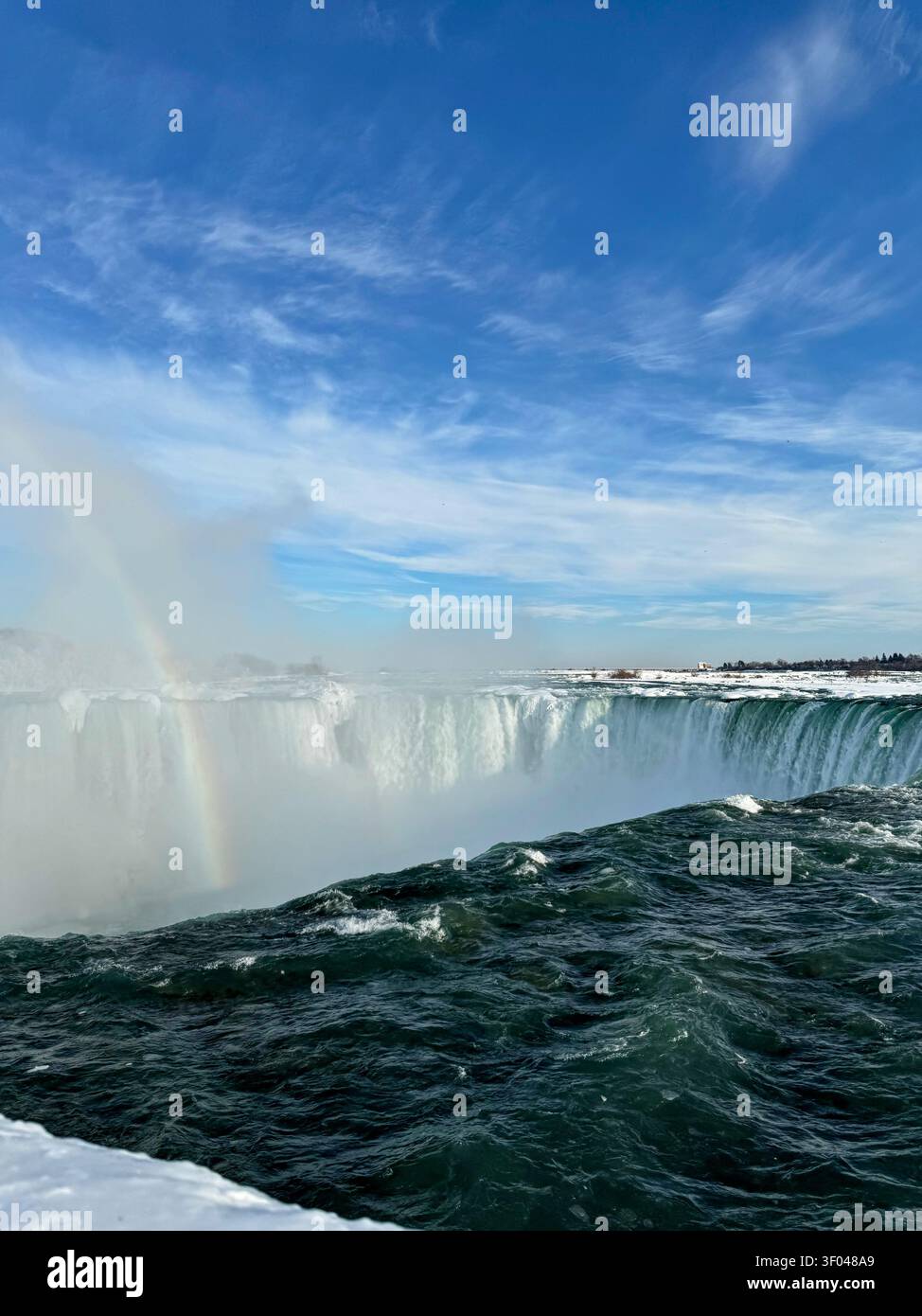 Cascata a ferro di cavallo con l'arcobaleno che si innalza attraverso la nebbia Foto Stock