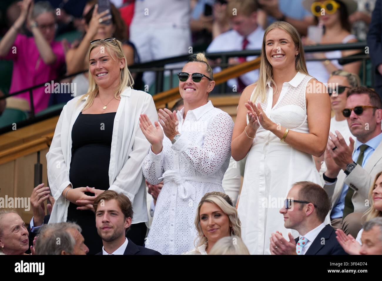 Londra, Regno Unito. 5 luglio 2026. LONDRA, REGNO UNITO - 5 LUGLIO: I giocatori di rugby Rosie Galligan, Marlie Packer e Zoe Stratford sono visti nella scatola reale durante il settimo giorno dei Campionati - Wimbledon 2026 all'All England Lawn Tennis and Croquet Club il 5 luglio 2026 a Londra, Inghilterra. (Foto di Marleen Fouchier/Agenzia BSR) credito: Agenzia BSR/Alamy Live News Foto Stock