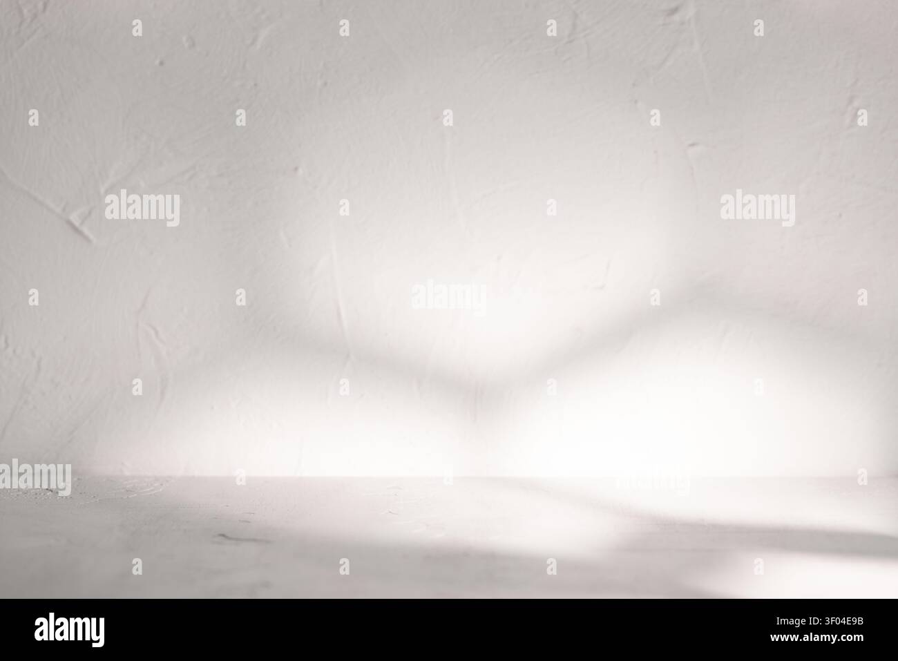Scenografia di mockup vuota con una vecchia parete in gesso ombre astratte morbide e una superficie neutra luminosa Foto Stock