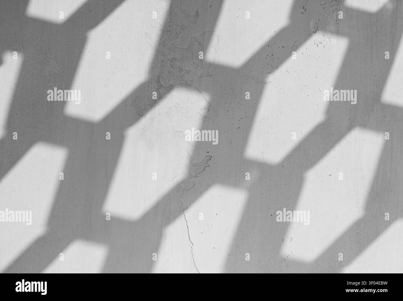 Grandi ombre diagonali su vecchie pareti in gesso per scene di mockup vuote con una morbida trama astratta Foto Stock