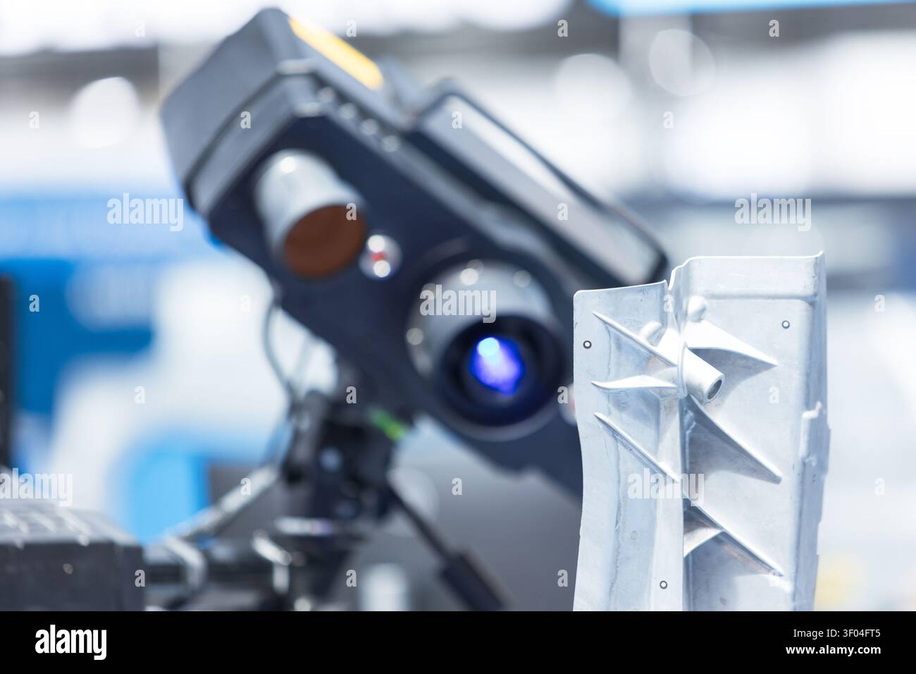 Scanner ottico 3D industriale avanzato per la metrologia di precisione e il controllo qualità automatizzato nella produzione moderna Foto Stock