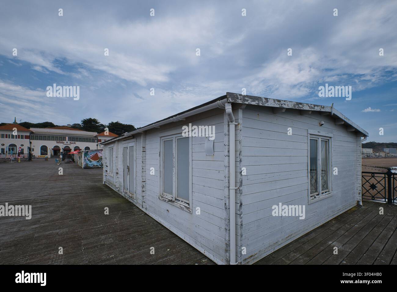 Capanna maledetta sul molo di Hastings in estate Foto Stock