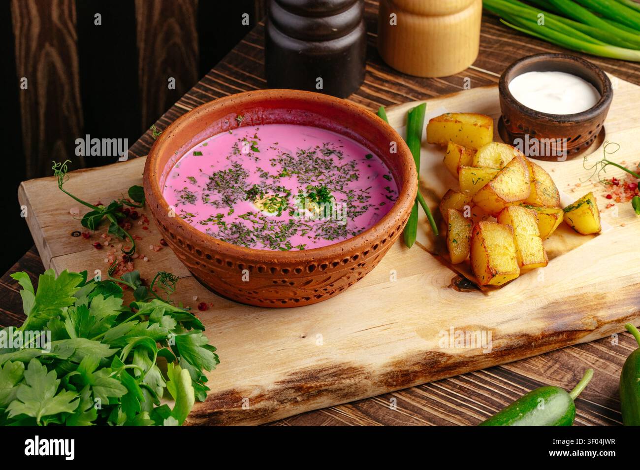 Ciotola rustica di zuppa di barbabietole fredda con patate arrosto Foto Stock