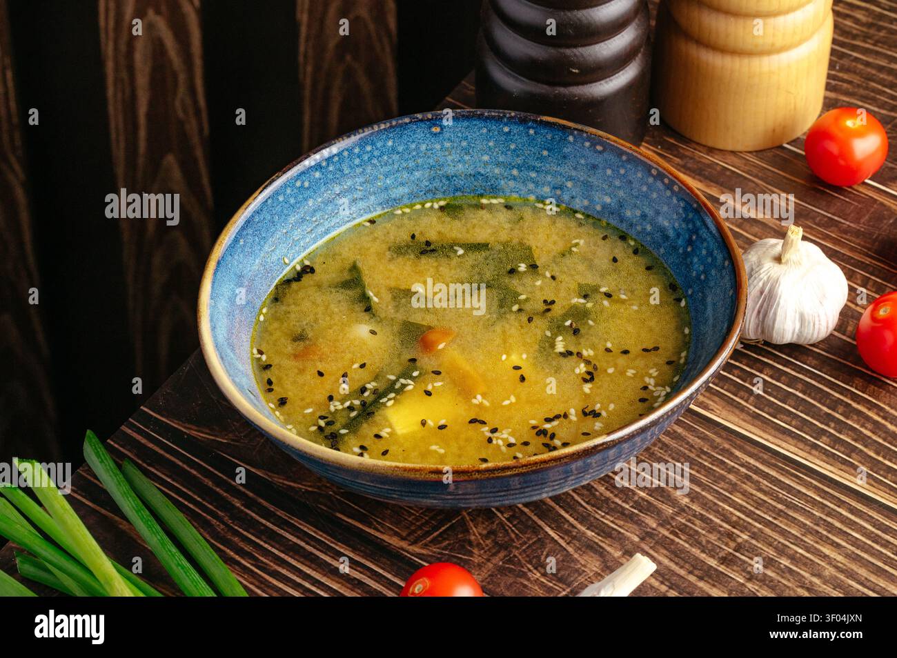 Ciotola calda di zuppa giapponese di miso con ingredienti freschi Foto Stock