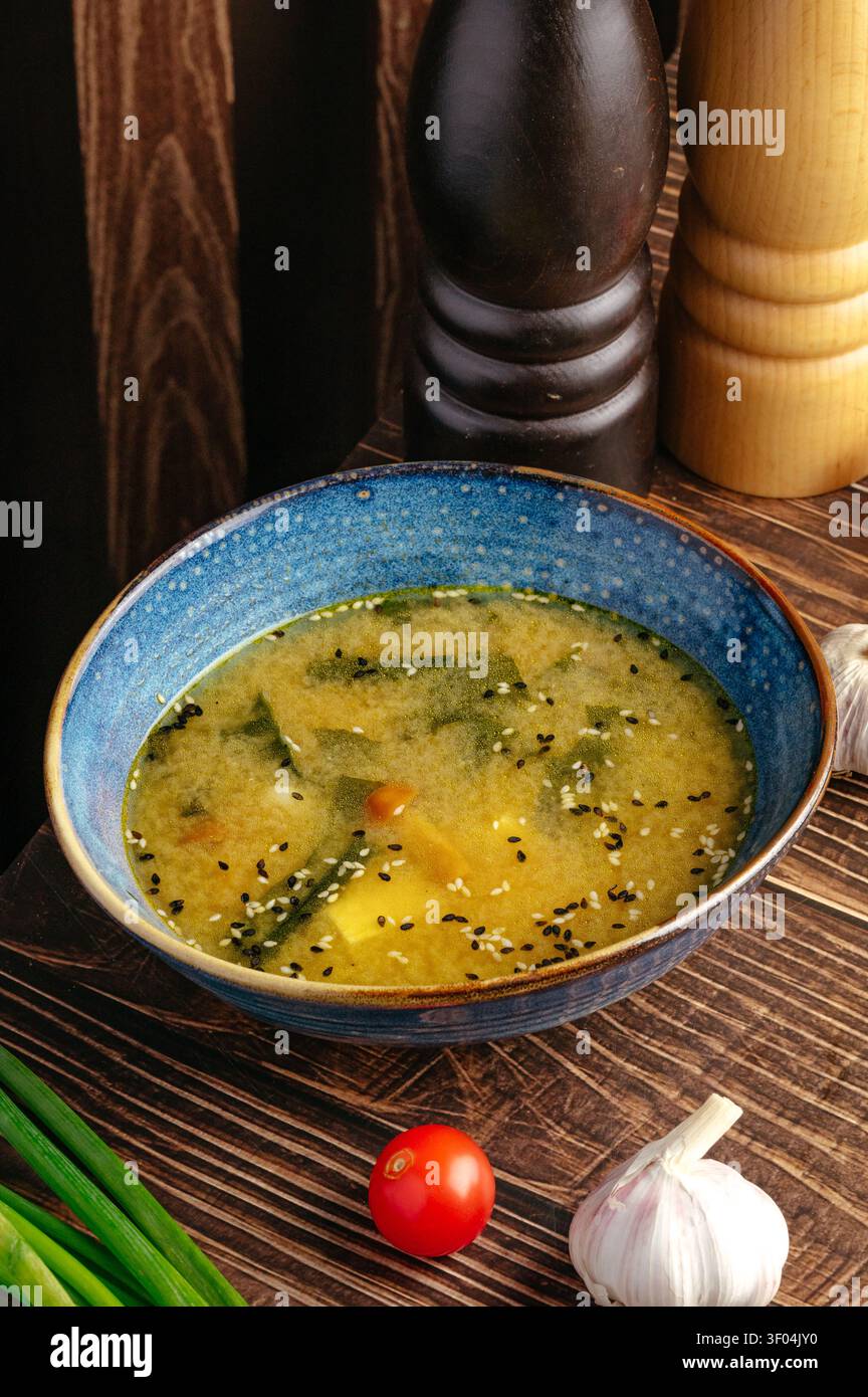 Tradizionale zuppa giapponese di miso con ingredienti freschi Foto Stock
