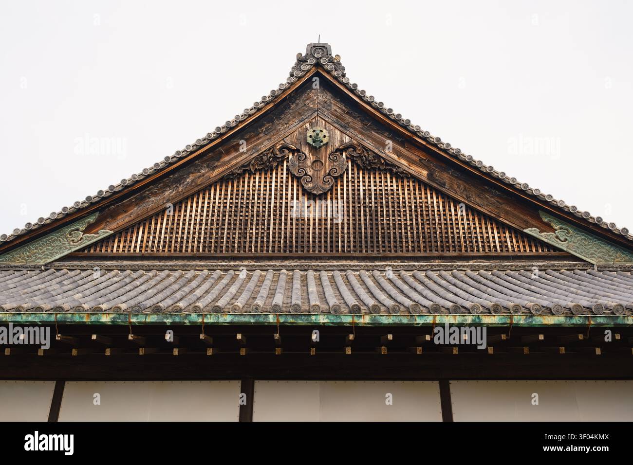 Vista architettonica di una vecchia struttura tradizionale con tetto a capanna in legno caratterizzata da travi in legno stagionato, Kyoto, Giappone Foto Stock