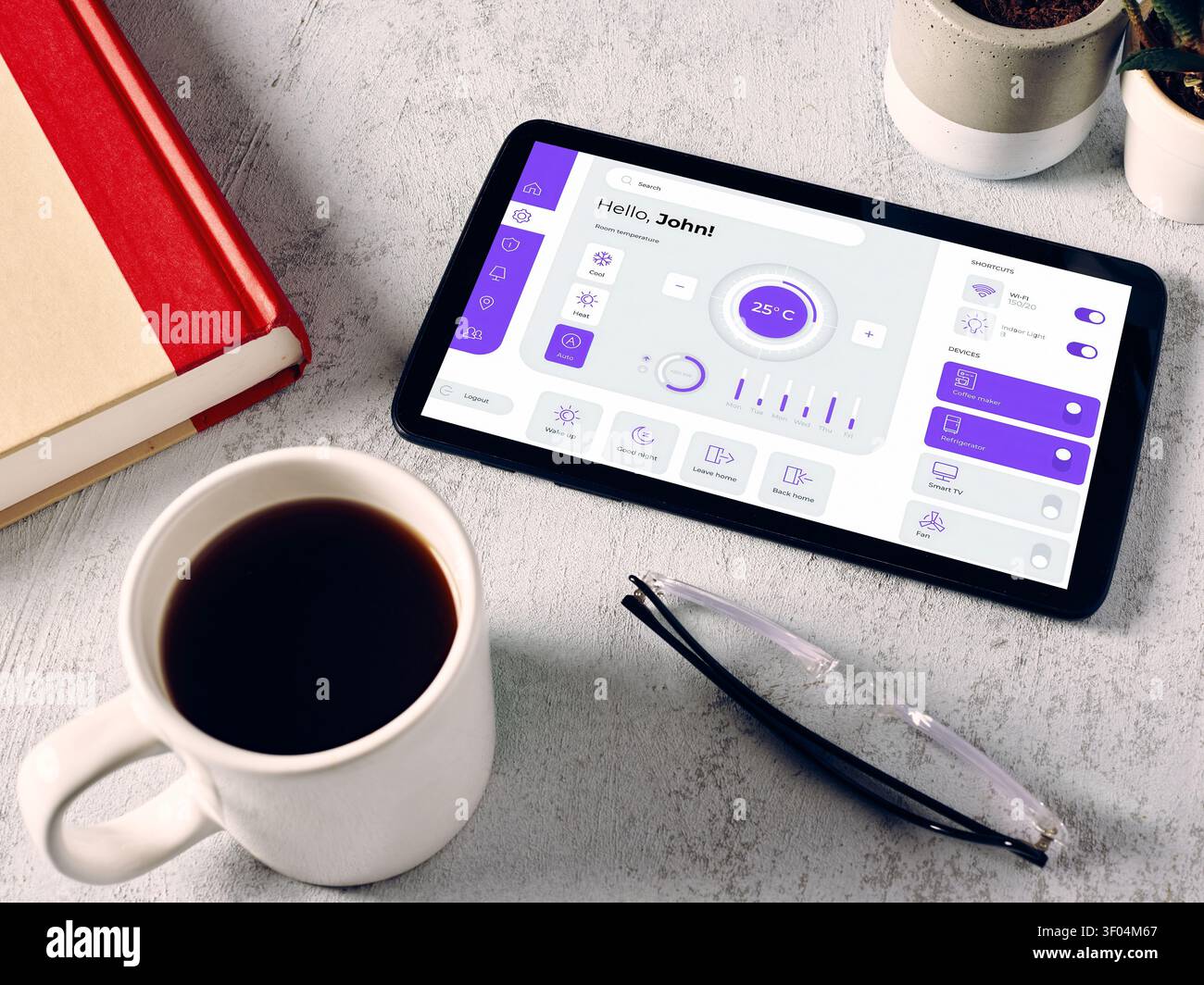 Tablet che mostra un'app di controllo domestica intelligente su una scrivania con caffè e libro, gestisce la temperatura e i dispositivi collegati Foto Stock