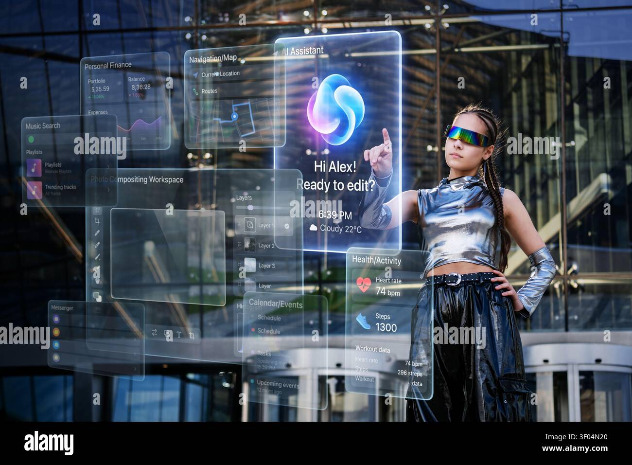 Una giovane donna interagisce con un futuristico display olografico ai Foto Stock